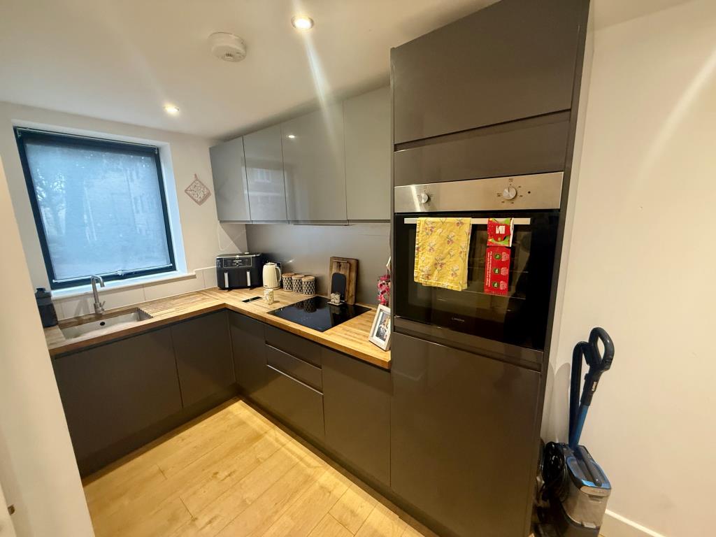 Lot: 57 - WELL PRESENTED THREE-BEDROOM HOUSE FOR INVESTMENT - Modern fitted kitchen